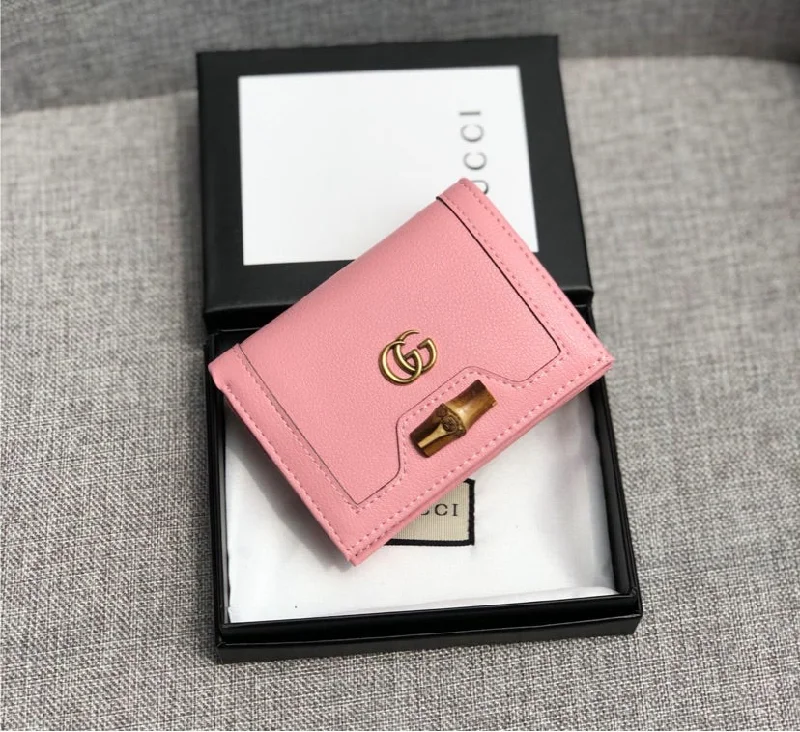 Gucci handbags for women with a patent - leather finishPink Gucci woman wallet