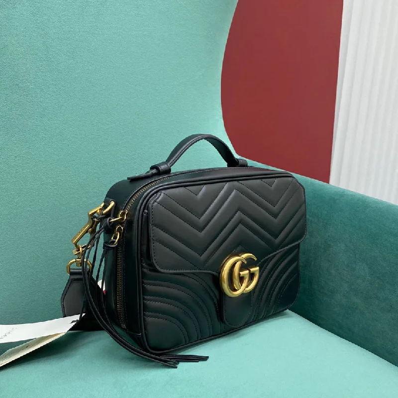 Women Gucci bags with a snap - button closure and a decorative charmBOLSA Gucci MARMONT 25