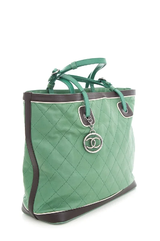 Chanel Classic Flap Bag for Evening PartyChanel Green Quilted Country Club Leather Lambskin Tote