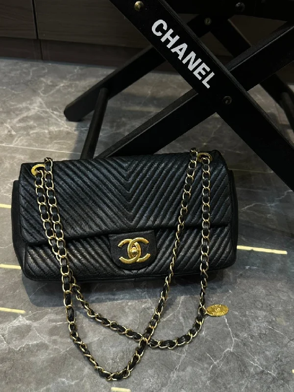 Chanel Vintage Inspired Handbag for Retro LoversChanel Black V-Pattern Quilted Chain Pocket Bag